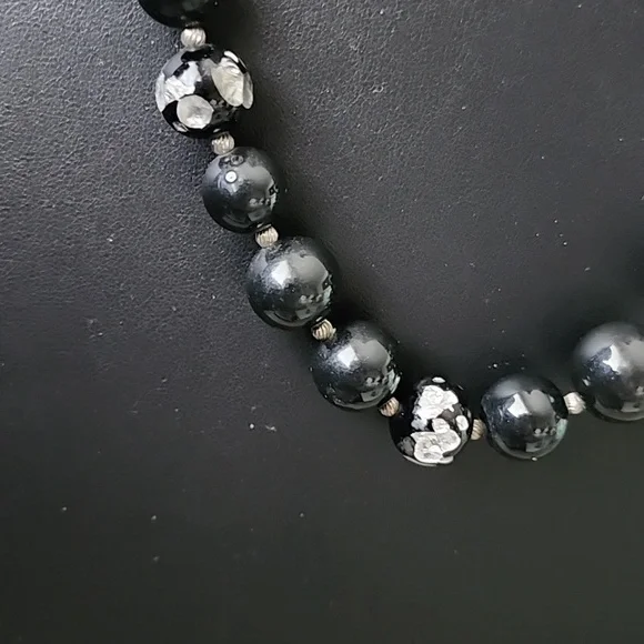 Rare VINTAGE GLASS SILVER INFUSED MURANO GLASS BEADED NECKLACE WITH BARREL CLASP - Picture 2 of 13